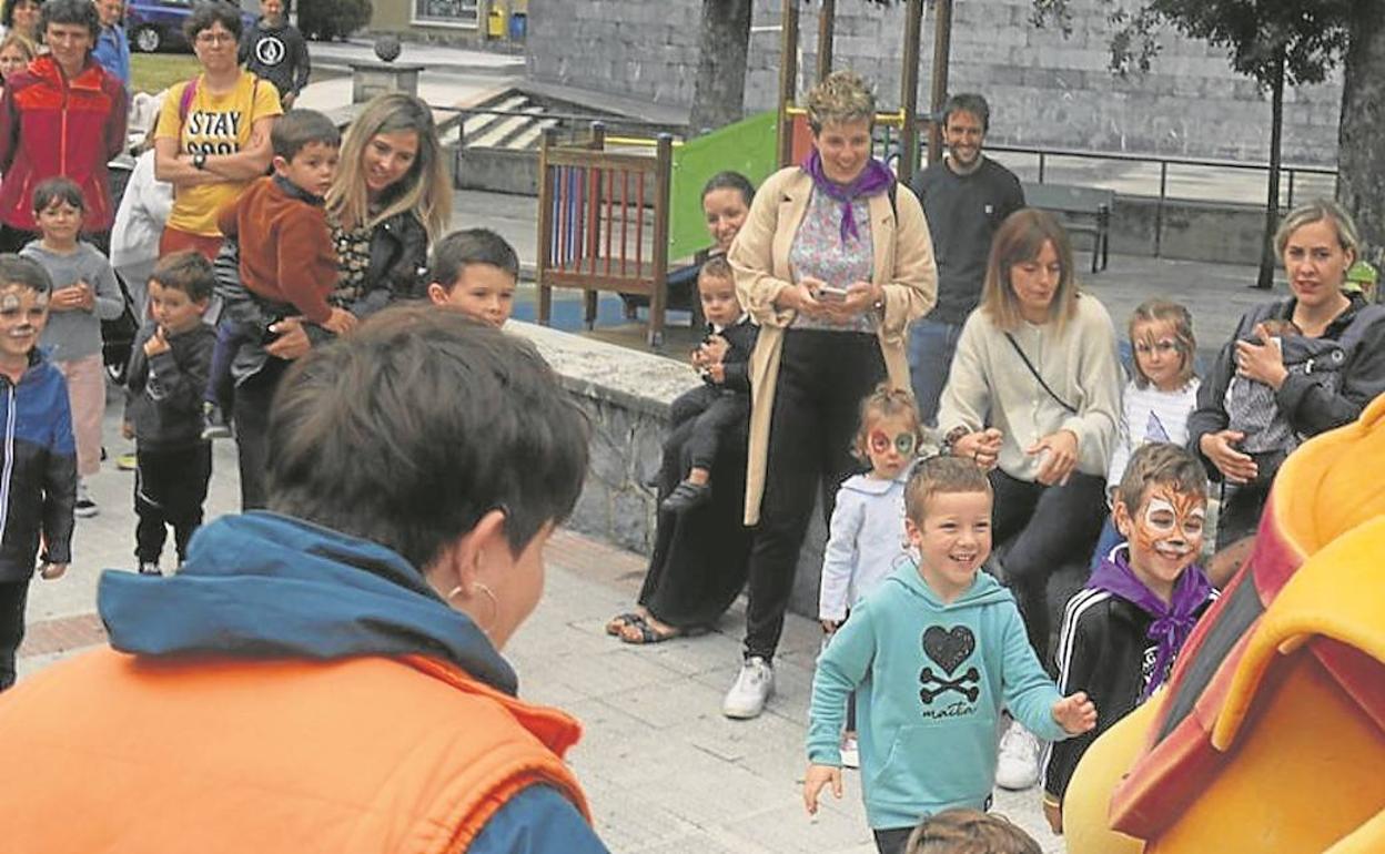 Eguzkilaru fue el principal protagonista en una jornada marcada por la ilusión de los niños.
