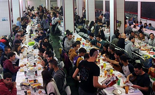 Zuk ein zeuk jan' lleno la plaza de la Azoka de buen ambiente y de comida para todos. 