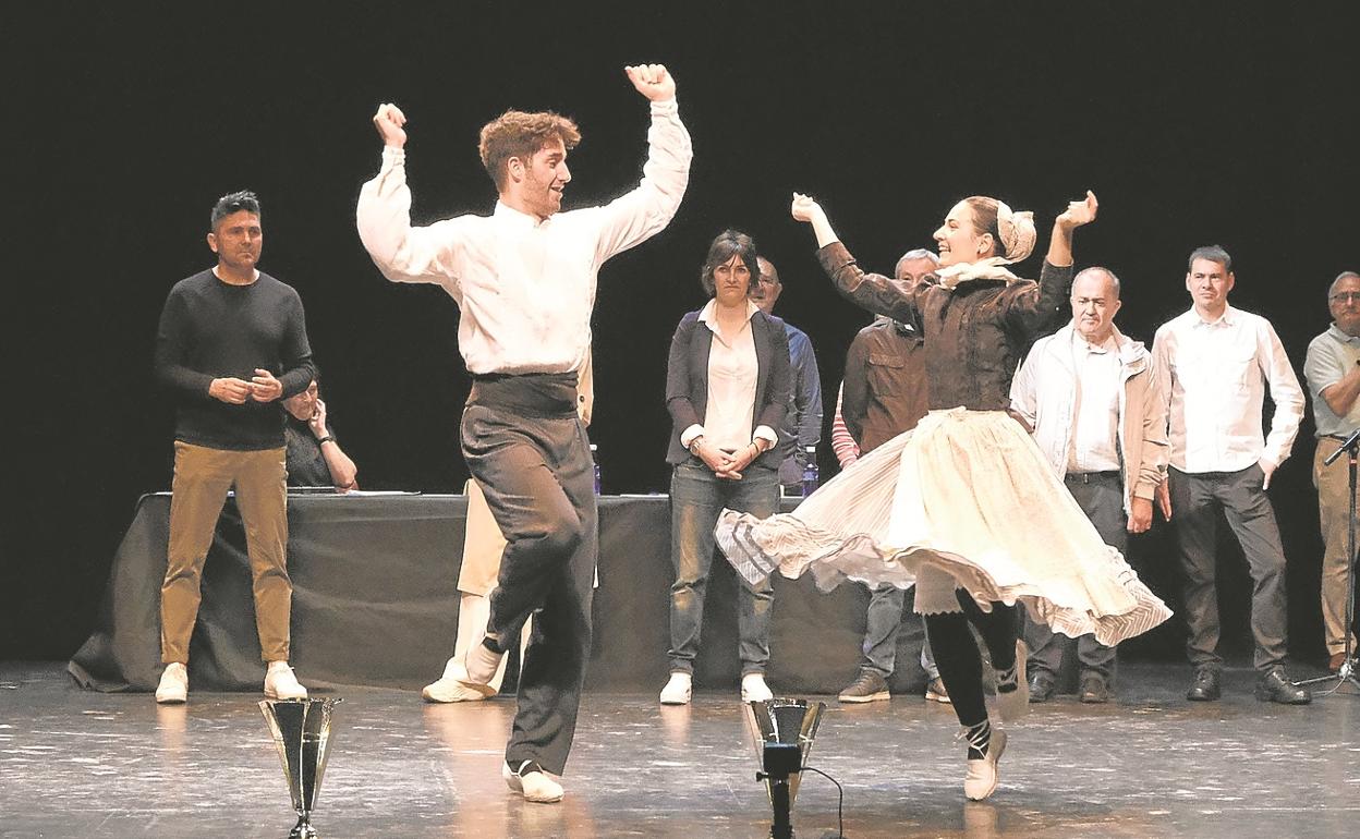 DKaterin Artola e Iker Belinchón ejecutaron un fandango y un arin arin ante los organizadores y el jurado, tras ser proclamados campeones..