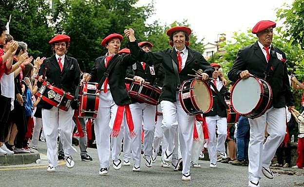 El público aplaude durante el último Alarde en 2019. 