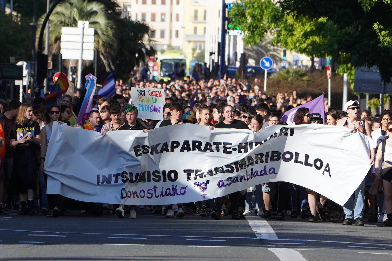 Fotos: Gipuzkoa arcoíris, entre la fiesta y la reivindicación