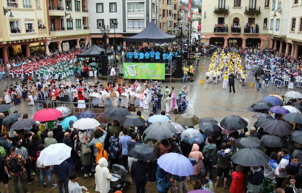 La Haurren XLII. Agerraldia que organiza Haur Kultur Taldea consiguió al final tocar en Lege Zaharren Enparantza entre paraguas. 