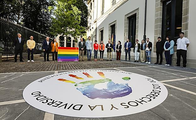 Un momento del acto celebrado este martes en el Parlamento Vasco.