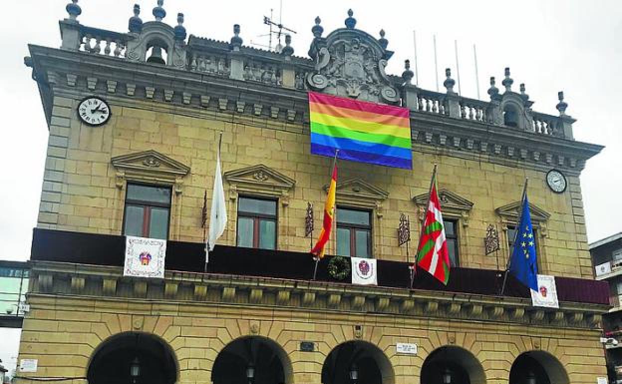 La bandera y los colores del arcoíris lucirán hoy en la fachada del Ayuntamiento