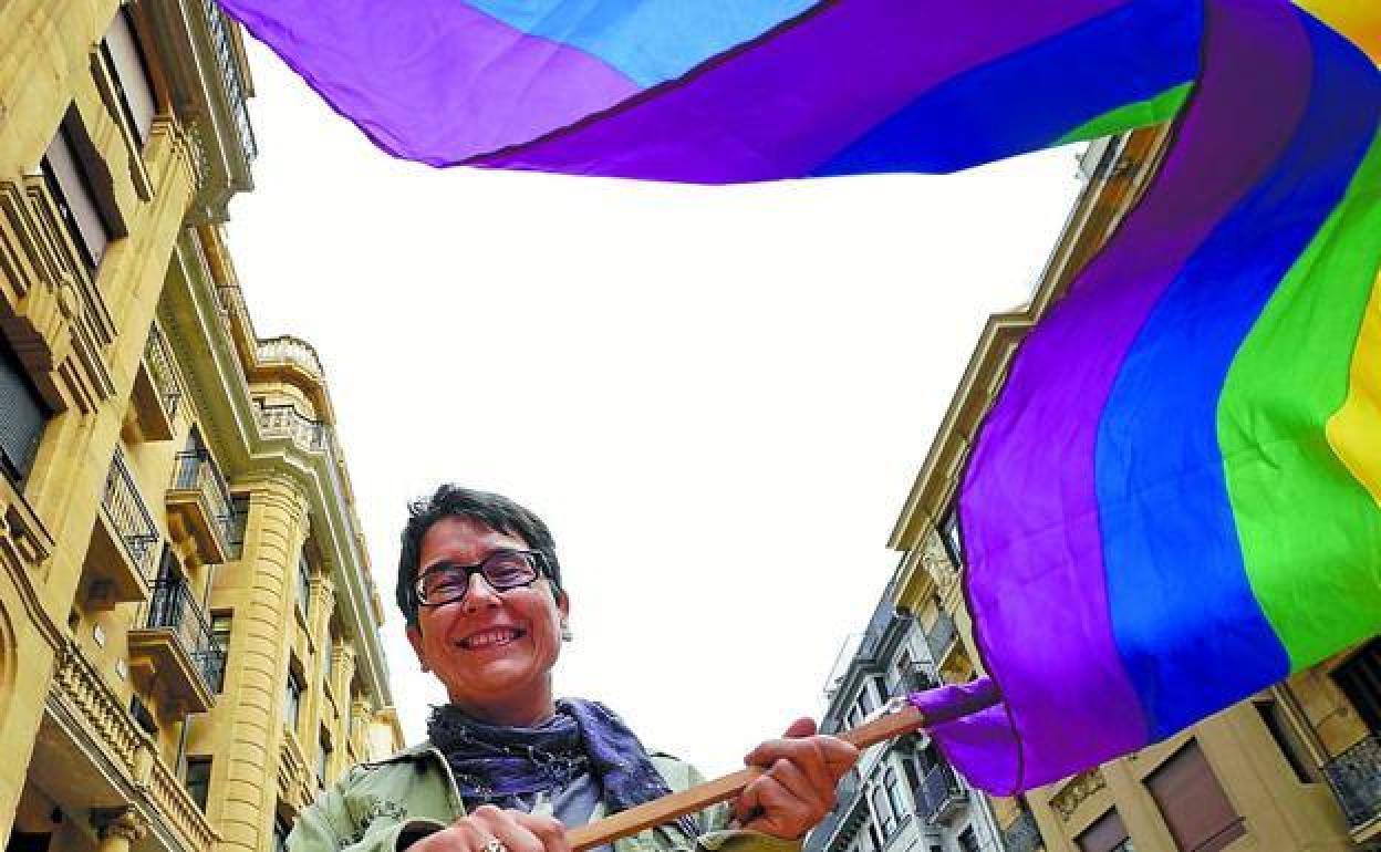 Teresa Castro con la bandera arcoíris en la sede de Gehitu, Donostia.