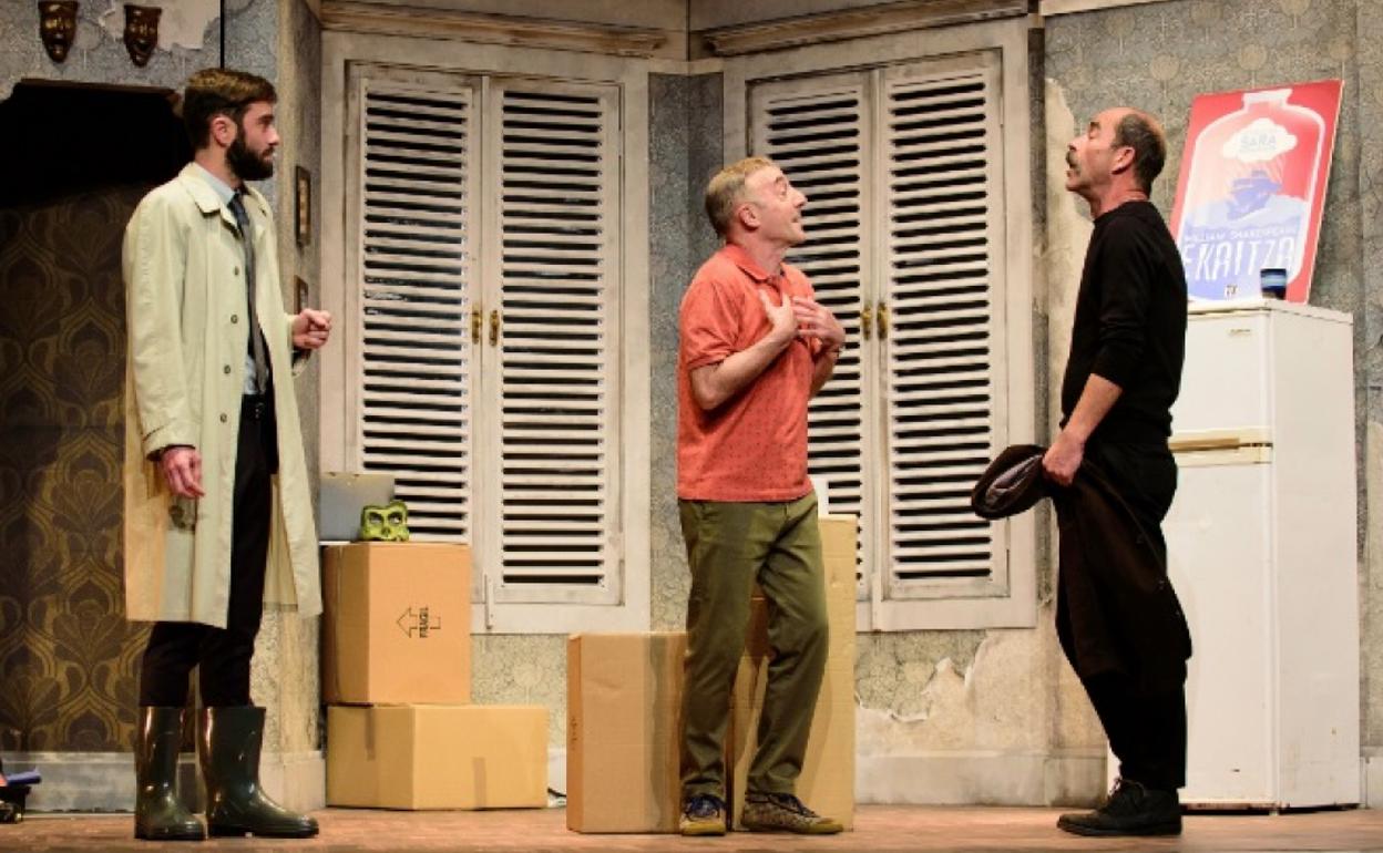 Zuhaitz Gurrutxaga, Ramon Agirre eta Joseba Apaolazaren arteko ika-miken lekuko. 