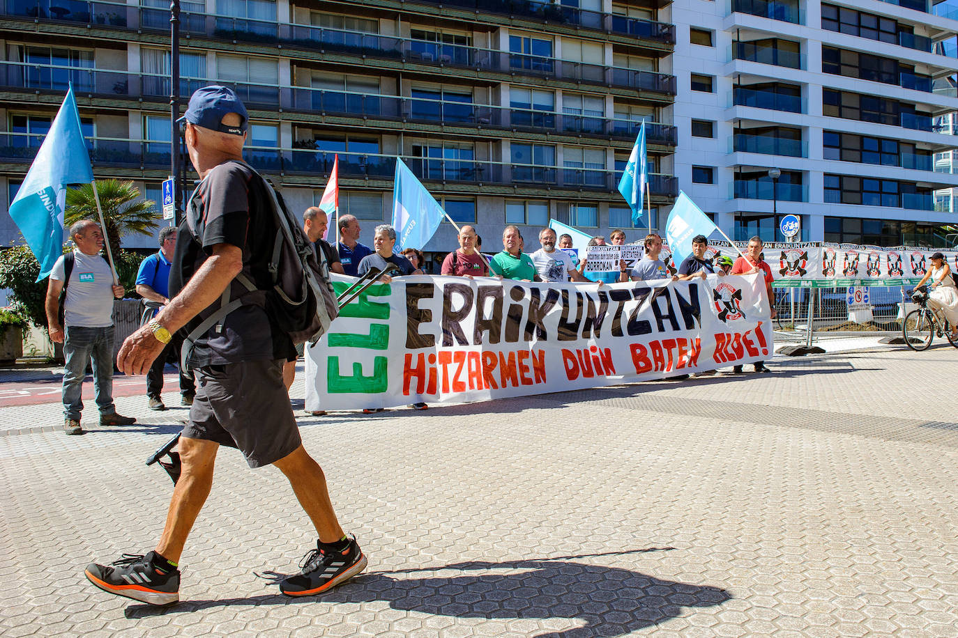Un momento de la concentración de los trabajadores de la construcción de ELA, este martes en Donostia.
