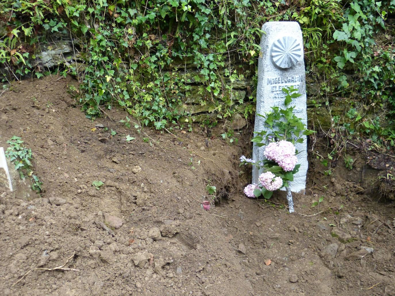 Los restos del gigante de Altzo son enterrados en el cementerio de su localidad.