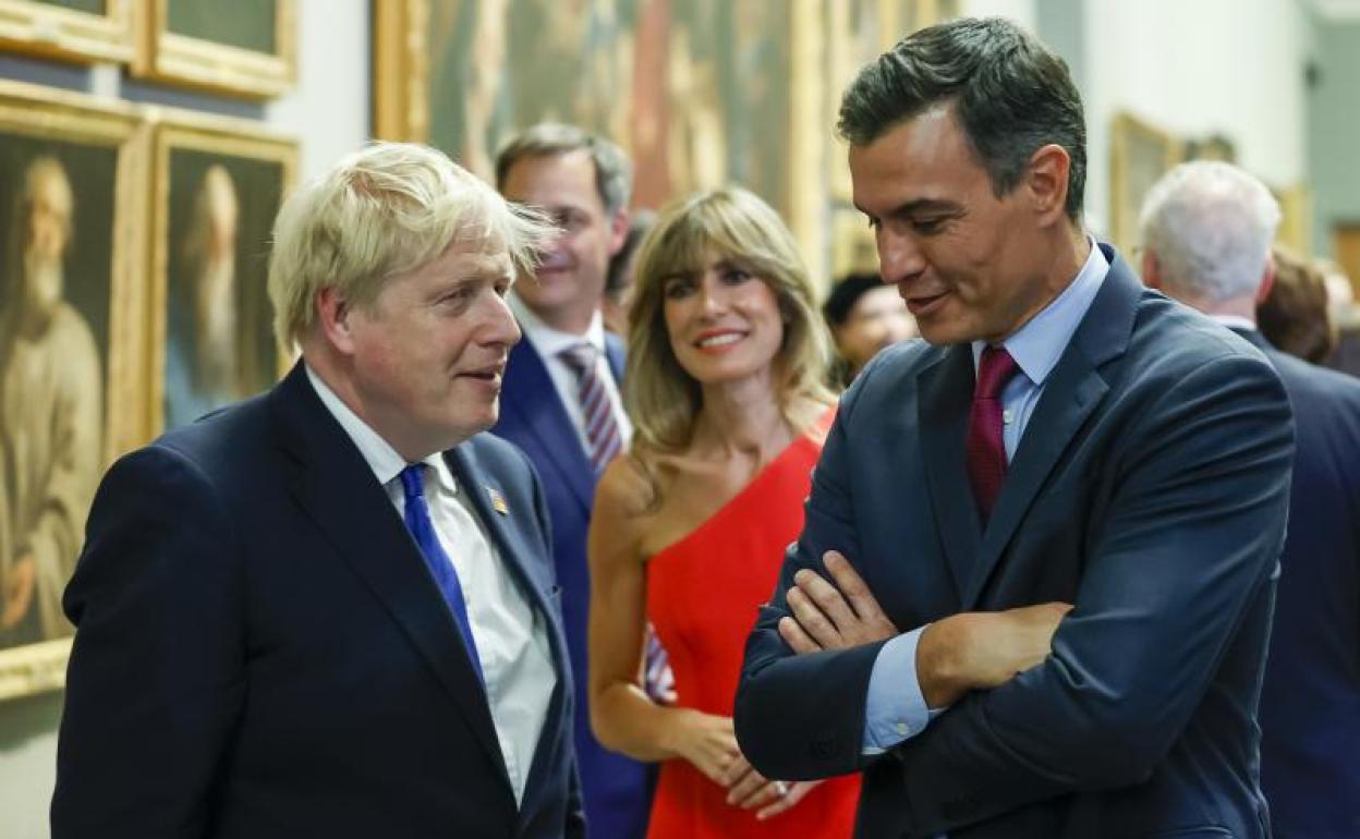 Pedro Sánchez recibe a Boris Johnson en el Museo del Prado. Al fondo, Begoña Gómez, esposa del presidente del Gobierno. 