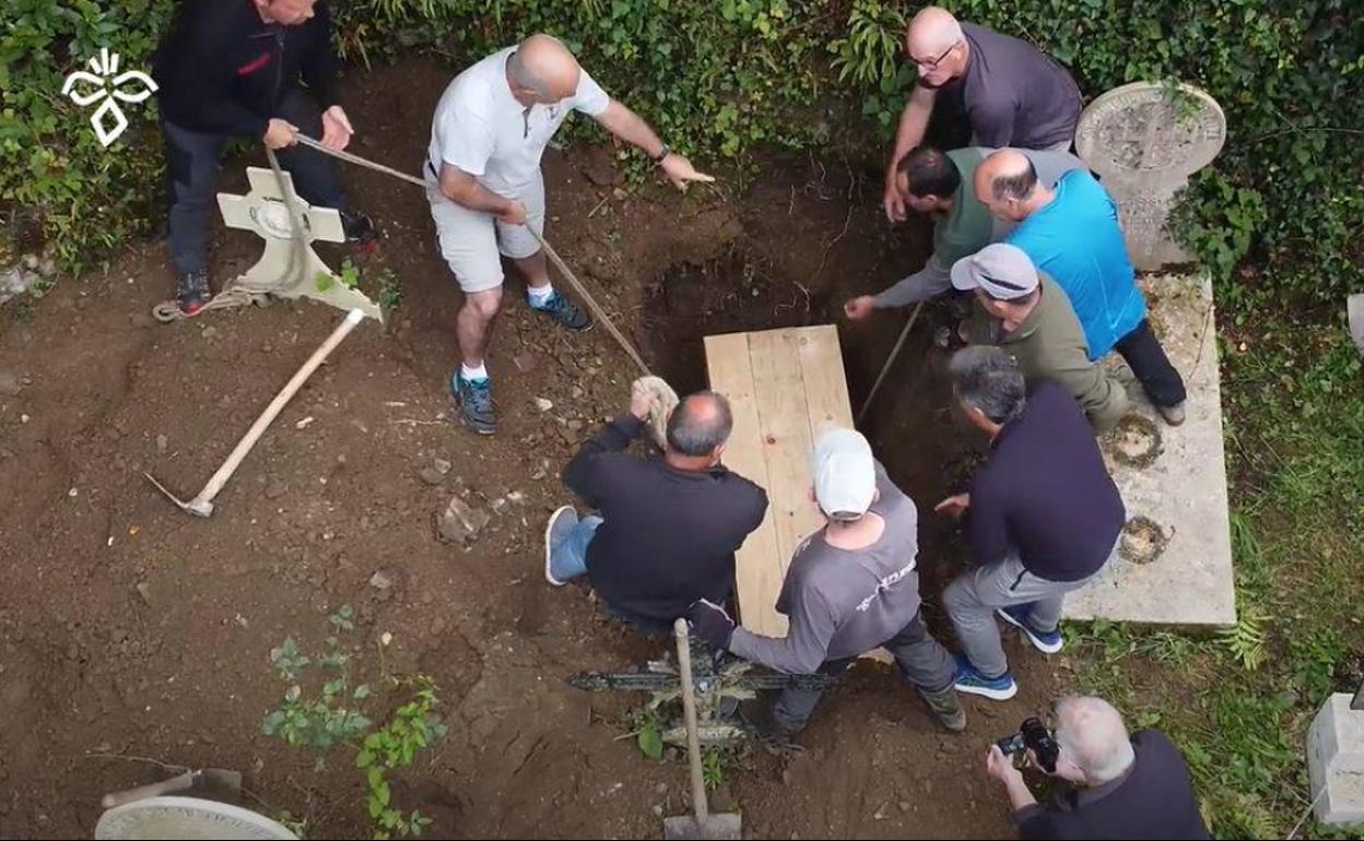 Los restos del gigante de Altzo son enterrados en el cementerio de su localidad.