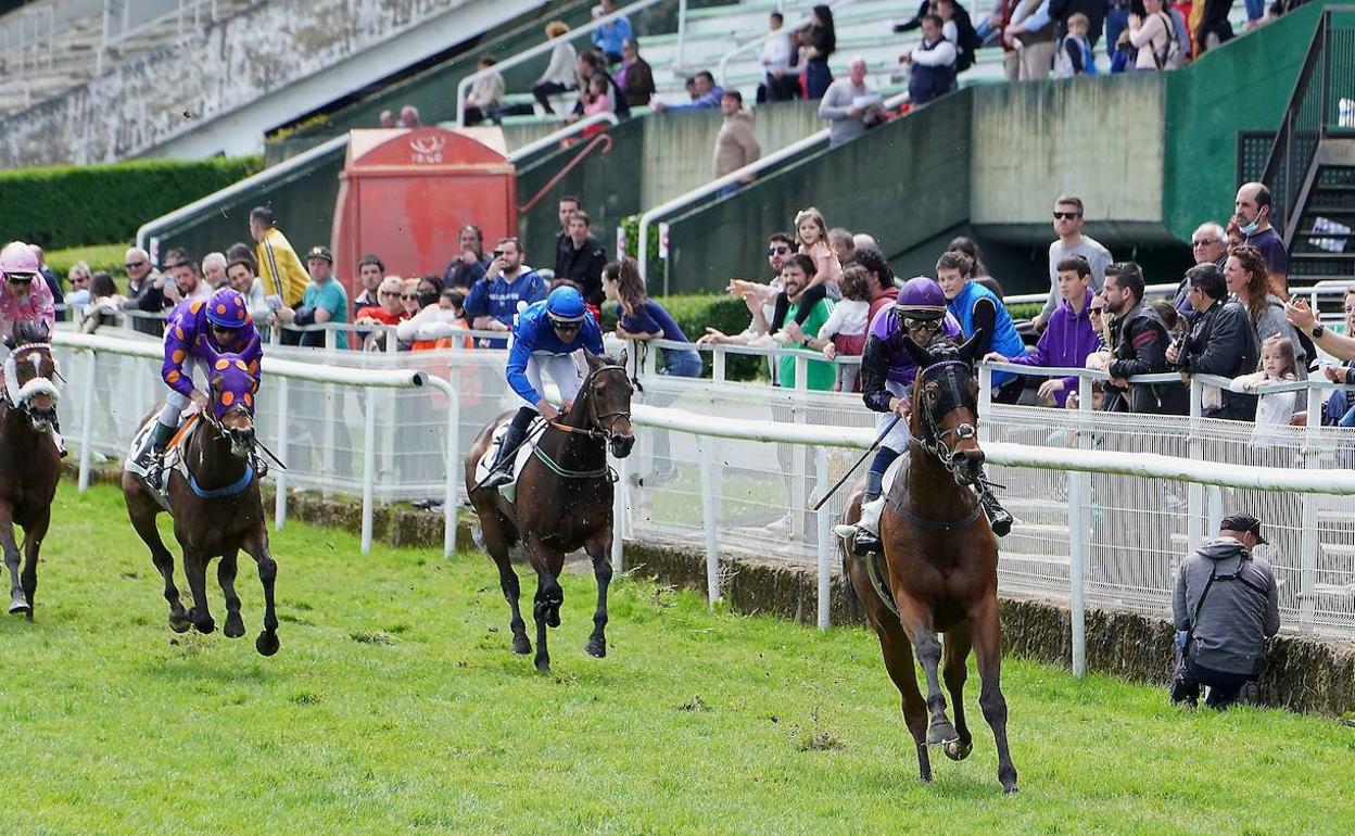 El hipódromo donostiarra recupera sus domingos de carreras. 