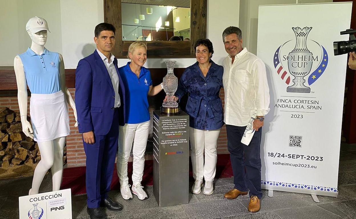 Iñigo Manso, presidente del Real Nuevo Club de Golf de San Sebastián Basozabal, Asun Ugalde, embajadora de la Solheim Cup, Alicia Garrido y Jose María Olazabal.