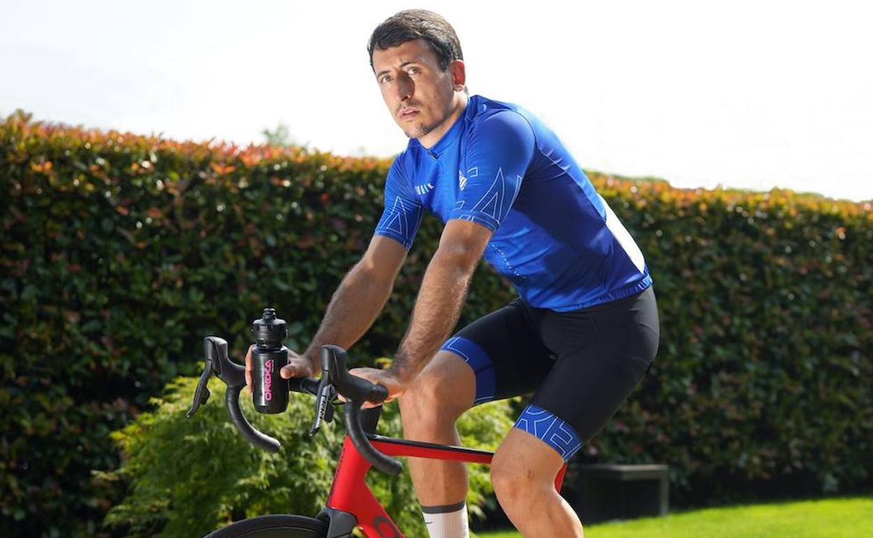 Mikel Oyarzabal se machaca encima de la bicicleta.