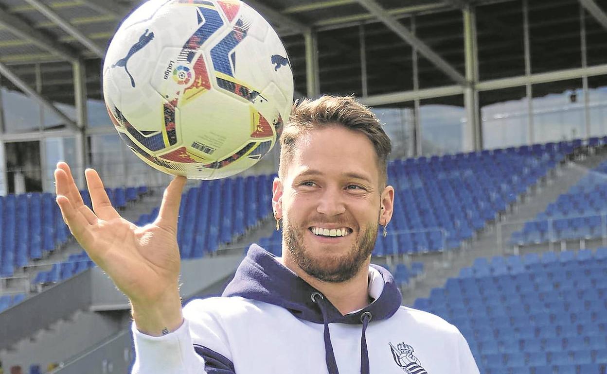 Álex Remiro juega con un balón en Zubieta. 
