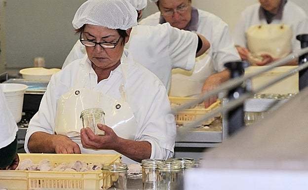 El taller de embotado de bonito del Norte será una de las novedades de este mes.