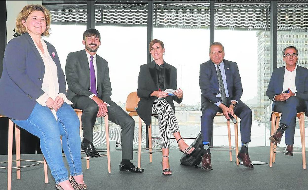 Lorea Uranga, Iván Astigarraga, Kino Martínez y Raúl Fernández, acompañados de Laura Chamorro, protagonizaron una mesa redonda muy dinámica.