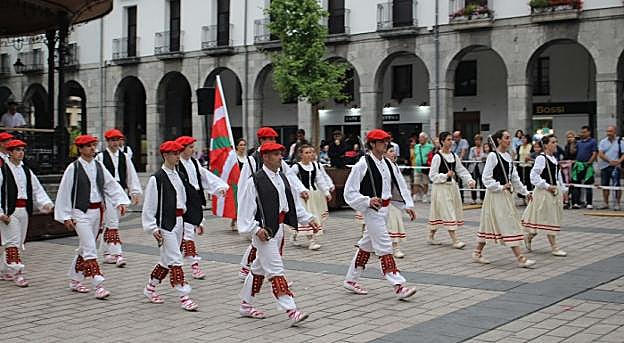Sahatsa dantza taldearen ikuskizuna. 