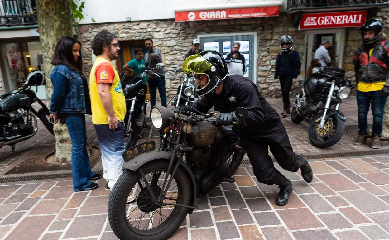 Oxidada, llegada del infierno del 'Punk's Peak' de Jaizkibel, esa Harley, ese 'hierraco', fue una de las joyas de y en La Marina. 
