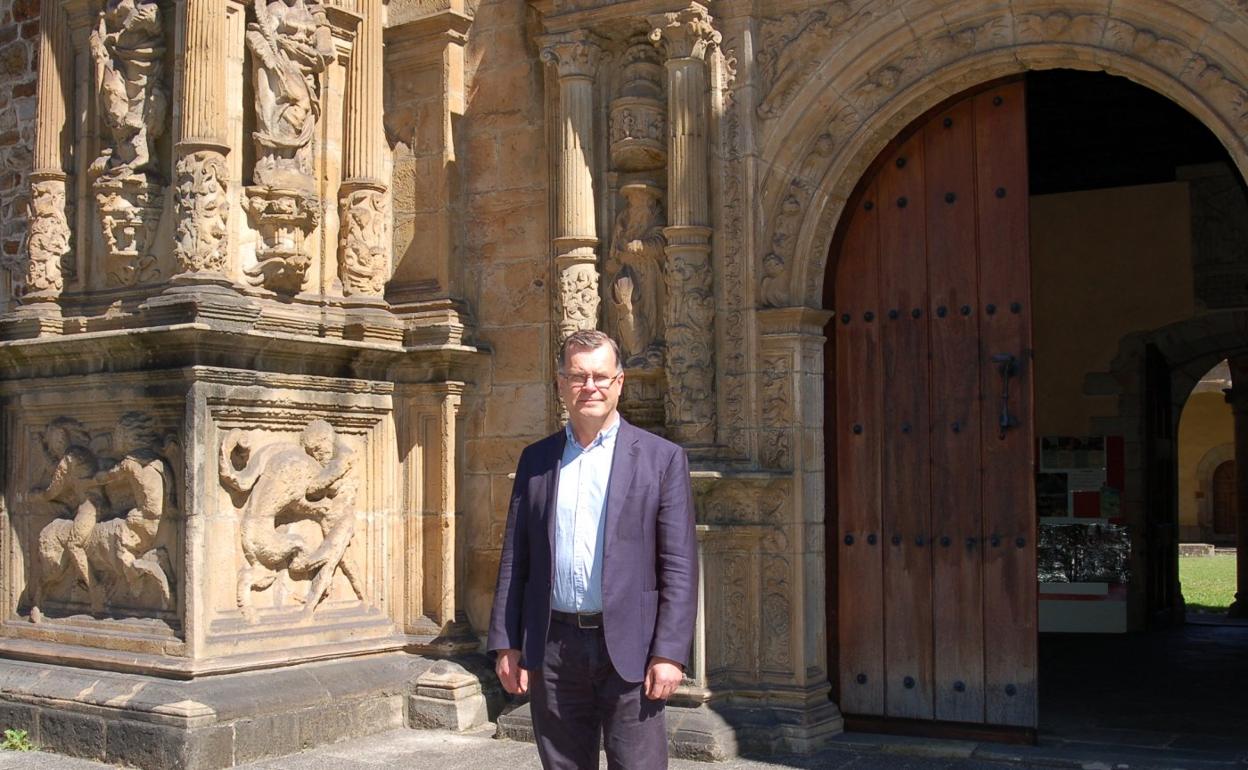 Heikki Pihjalamaki, el pasado martes en el pórtico de la Universidad de Oñati, sede del seminario en el que participó. 