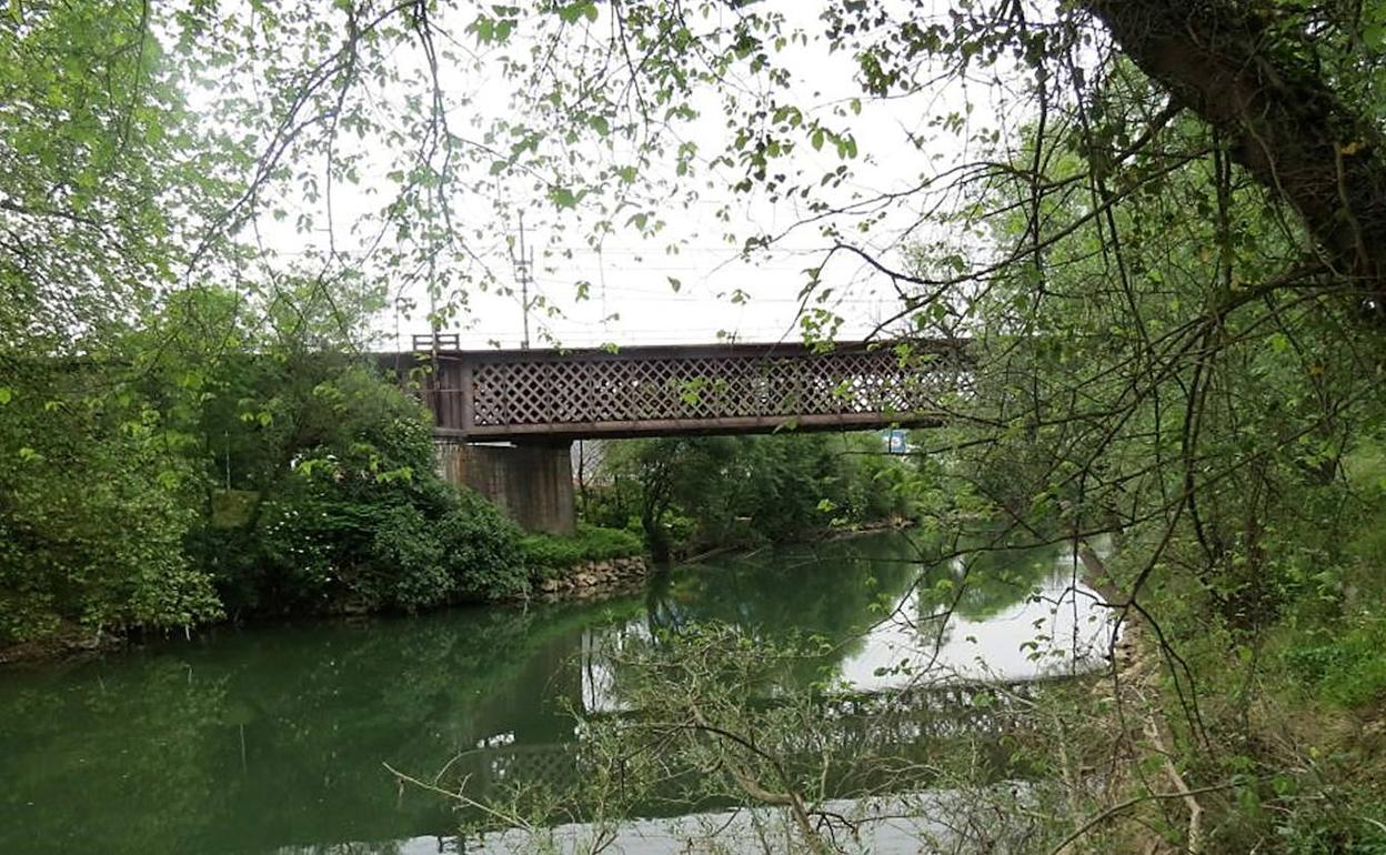 El puente metálico sobre el río Oria a la altura de Villabona, situado en la línea Madrid-Hendaia.