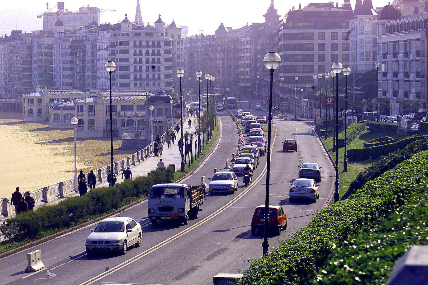 Imagen secundaria 2 - Hasta que se hizo el primer bidegorri de La Concha había 4 carriles para la circulación. Después se perdió uno, en sentido al Antiguo, para dárselo al carril bici. 