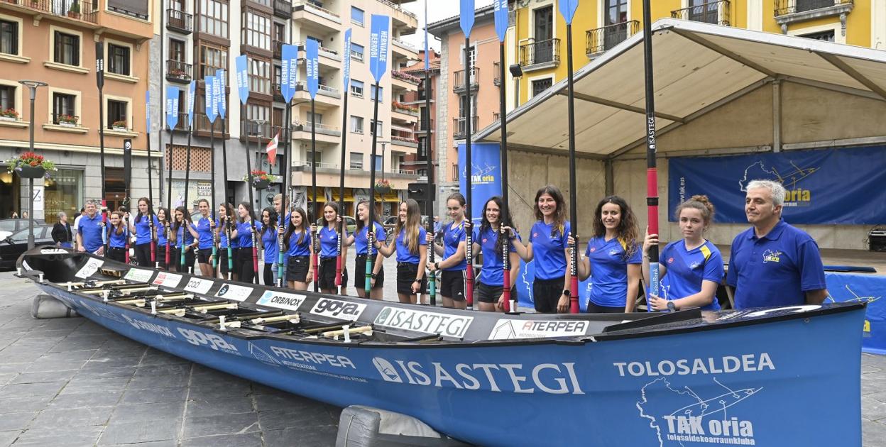 La foto corresponde a la presentación de la trainera del TAK-Oria en la plaza del Triángulo de Tolosa. 