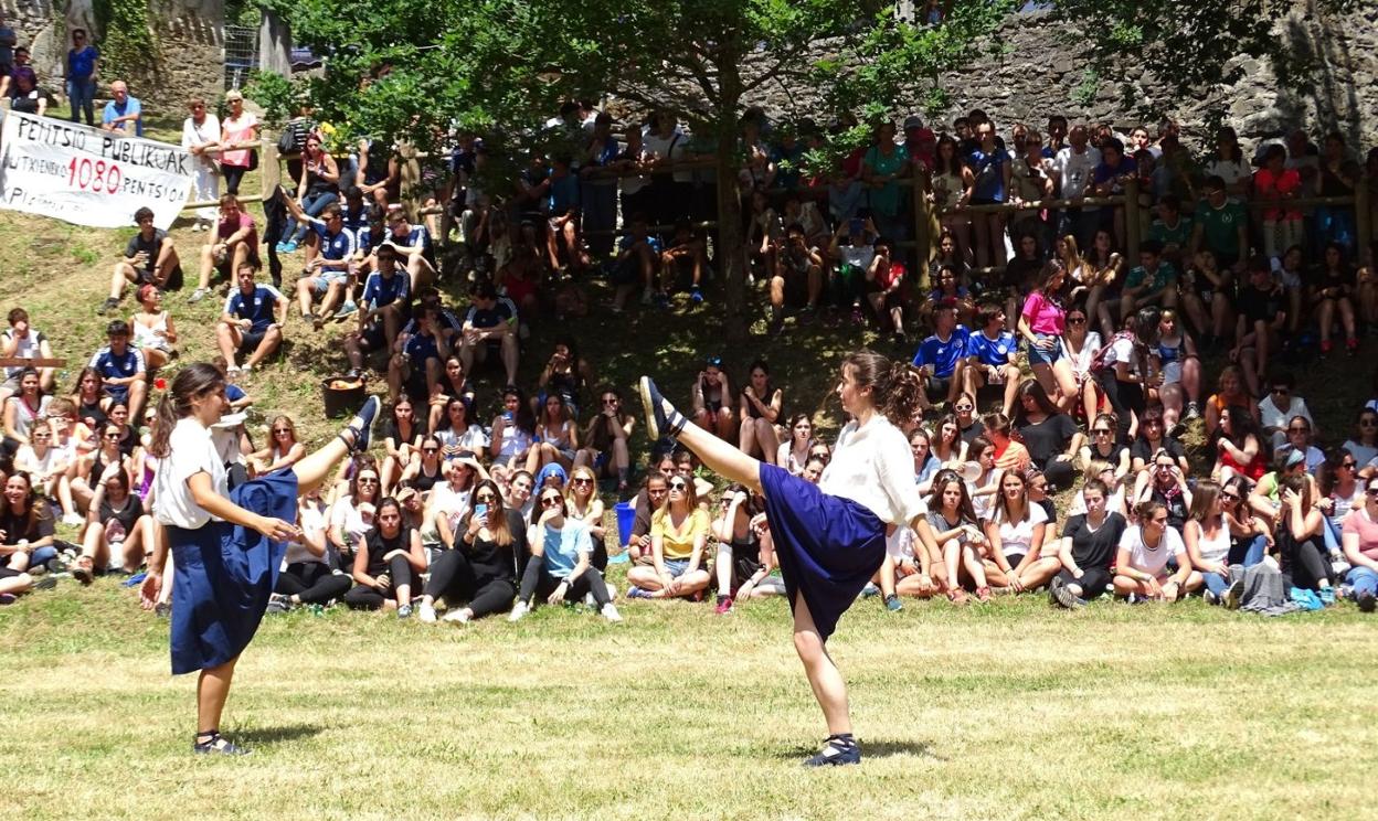 Desde el mediodía el anfiteatro natural bajo la ermita se convierte en escenario del encuentro multitudinario con los dantzaris. 