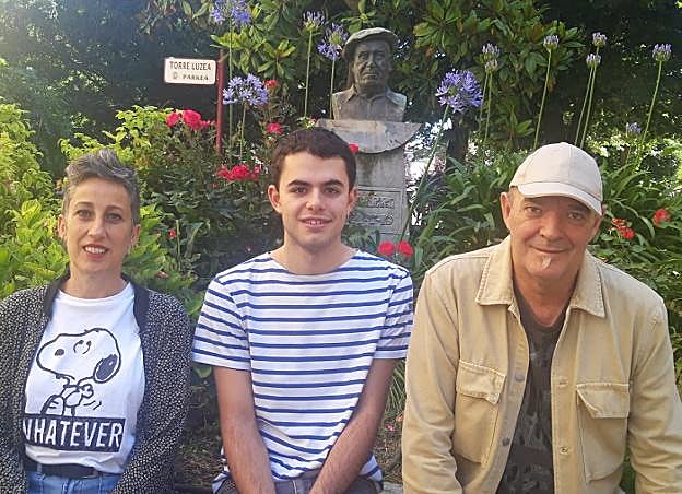 Aner Peritz, Basarri Sariaren irabazlea, erdian, eta albotan Irune Urbieta zinegotzia eta Andoni Egaña. 