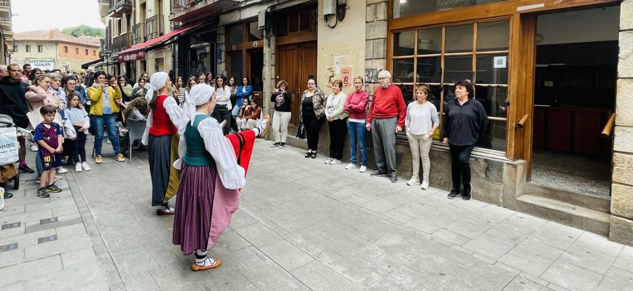 El aurresku de honor delante de la panadería a la hora de cierre fue seguido por numeroso público y concluyó con un emotivo y largo aplauso que emocionó a más de uno. 
