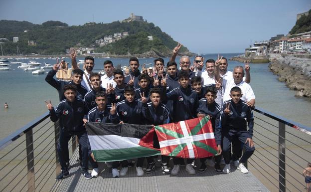 Los integrantes del Al Helal disfrutaron ayer de Donostia y sus paisajes. 