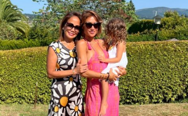 Iera Paperlight junto a su madre y su hija Clod.