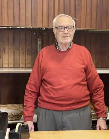 Imagen secundaria 2 - Los protagonistas del homenaje, Carlos sacando el pan del horno y Luis tras el mostrador.