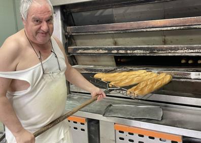 Imagen secundaria 1 - Los protagonistas del homenaje, Carlos sacando el pan del horno y Luis tras el mostrador.