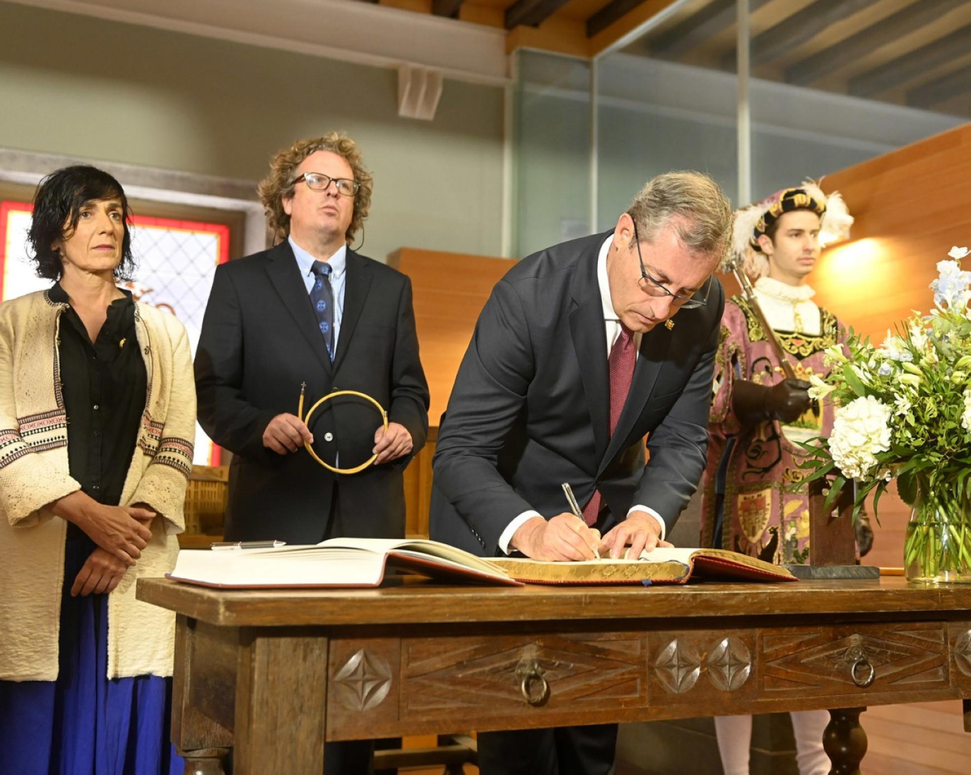 Markel Olano firma en el libro de honor del Ayuntamiento.