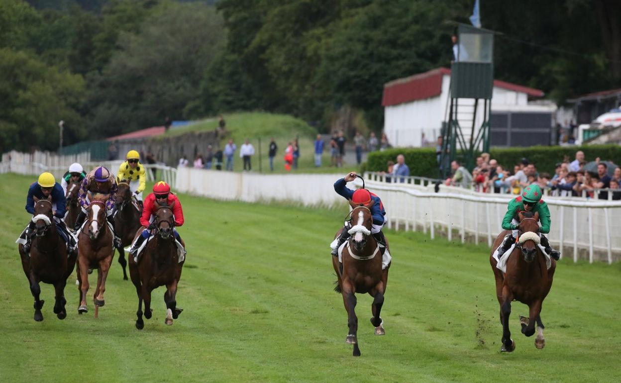 'Red Hot Action' (segunda por la derecha), a punta de fusta, para ganar a 'Enorina' (de verde). 