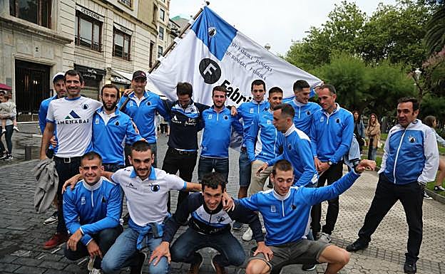 Donostiarra fabrica una bandera a medida
