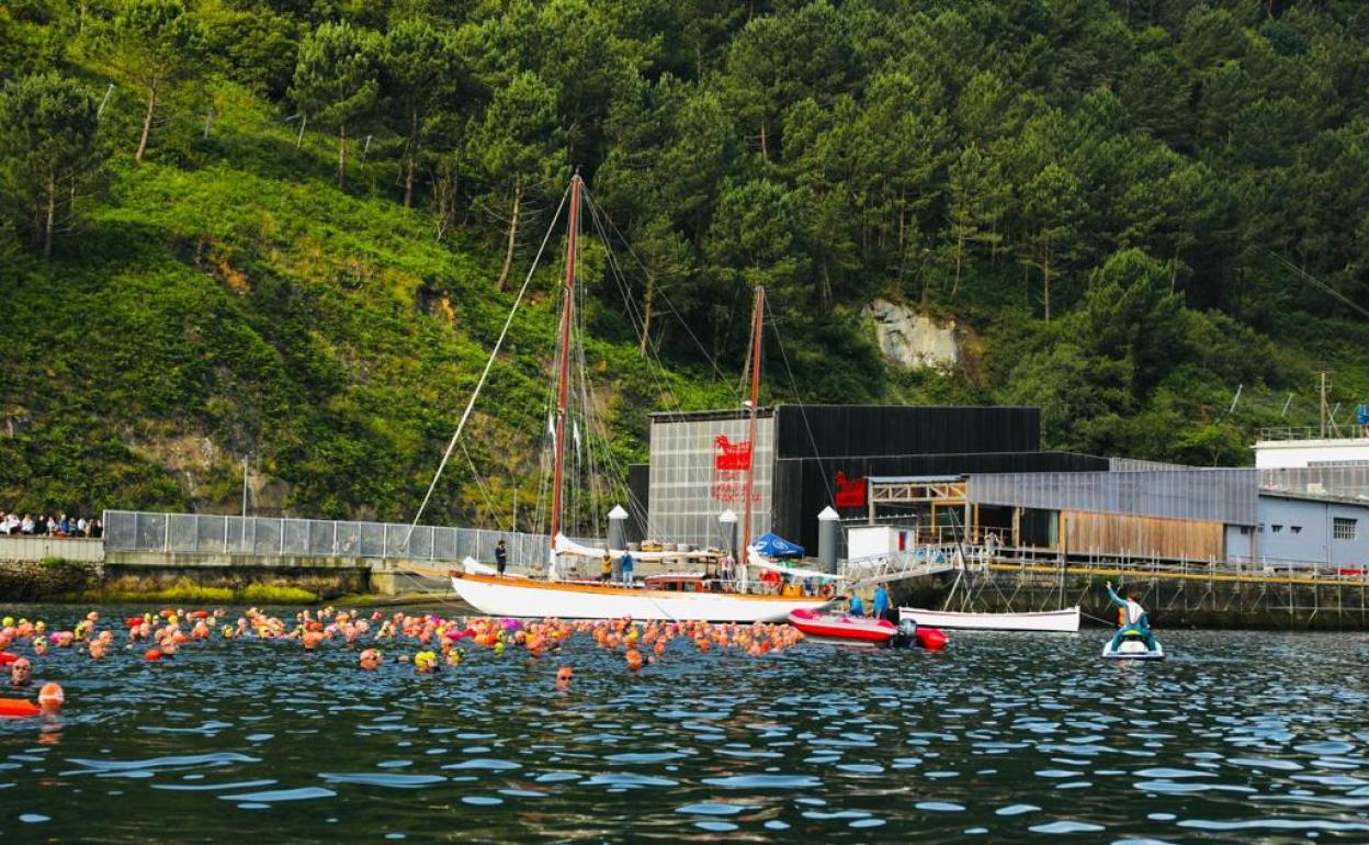 Los nadadores salieron de Pasaia a la altura del museo Albaola. 