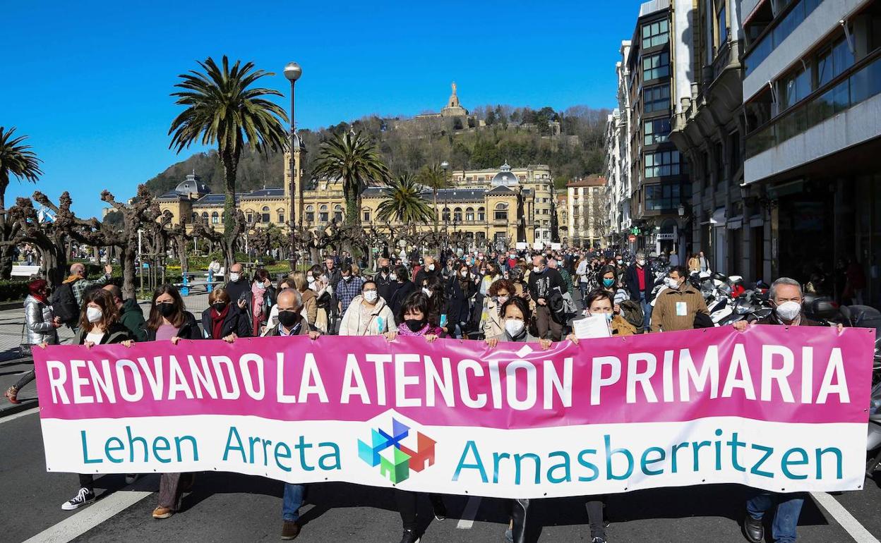 Manifestación de trabajadoras de Atención Primaria el pasado febrero en Donostia.