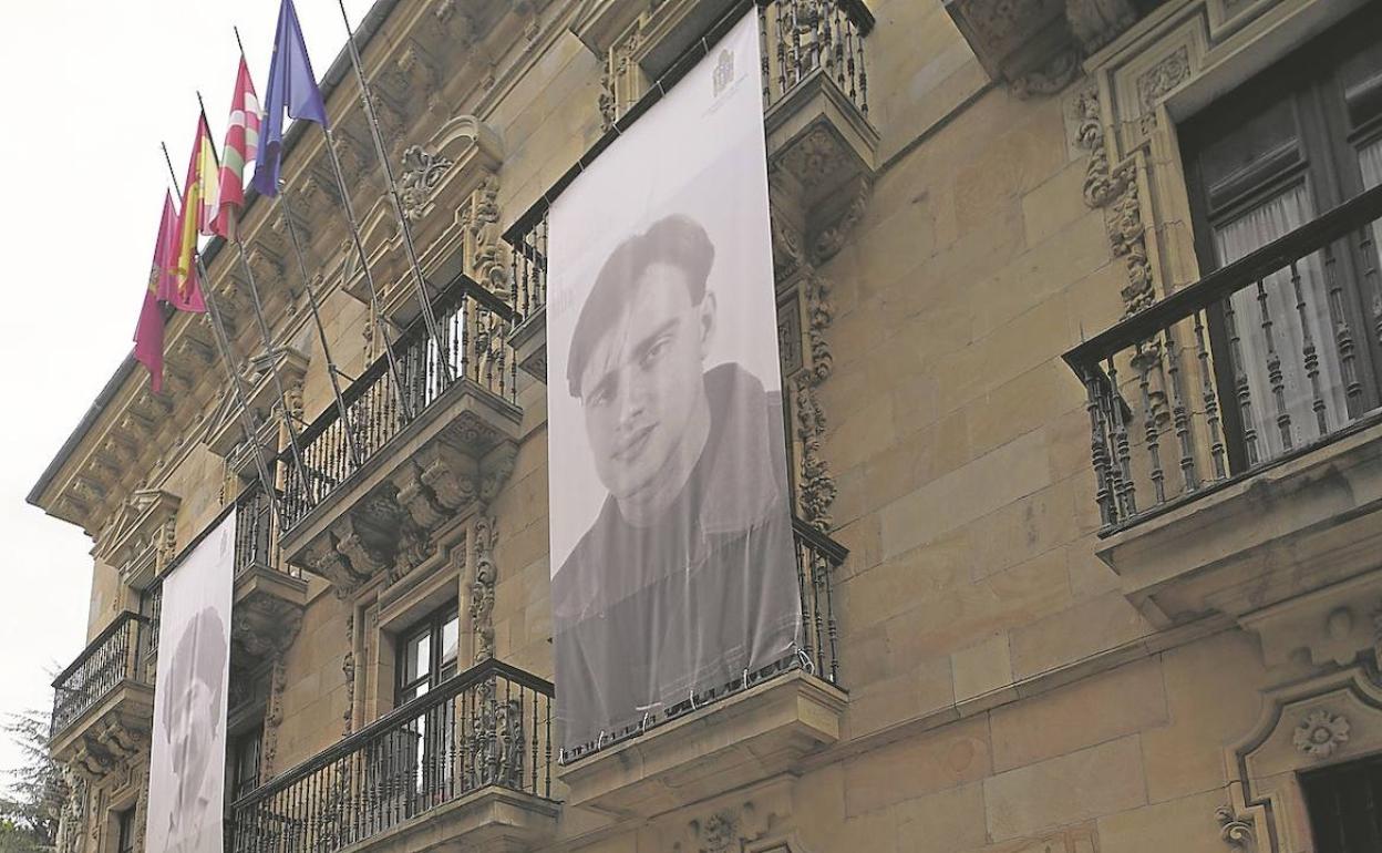 La fachada del Ayuntamiento de Ermua recuerda a Miguel Ángel Blanco y a Sotero Mazo Figueroa.
