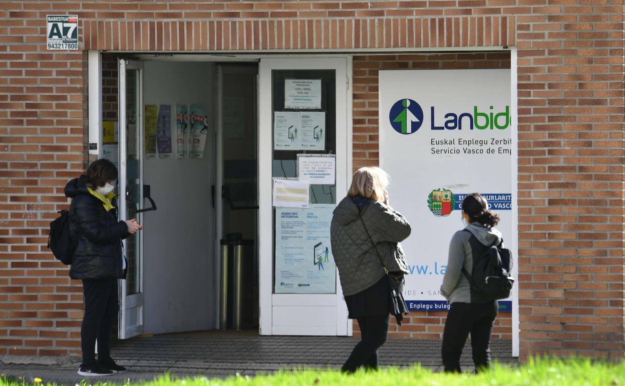 Tres guipuzcoanas, en el exterior de una oficina de Lanbide. 