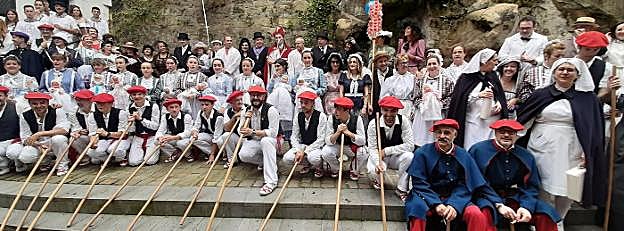 La comparsa de iñudes y artzainas posando en mitad de su recorrido por el casco antiguo. 