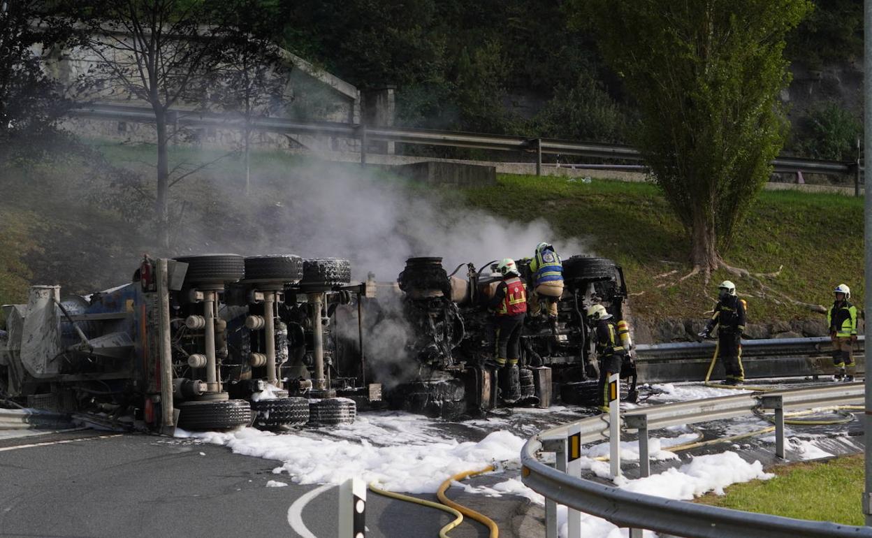 Fallece el conductor de un camión después de volcar junto al peaje de Orio