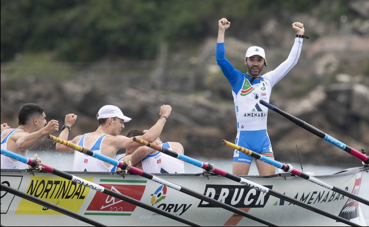 Arkaitz Díaz levanta los brazos celebrando la victoria en la bahía de La Concha. 