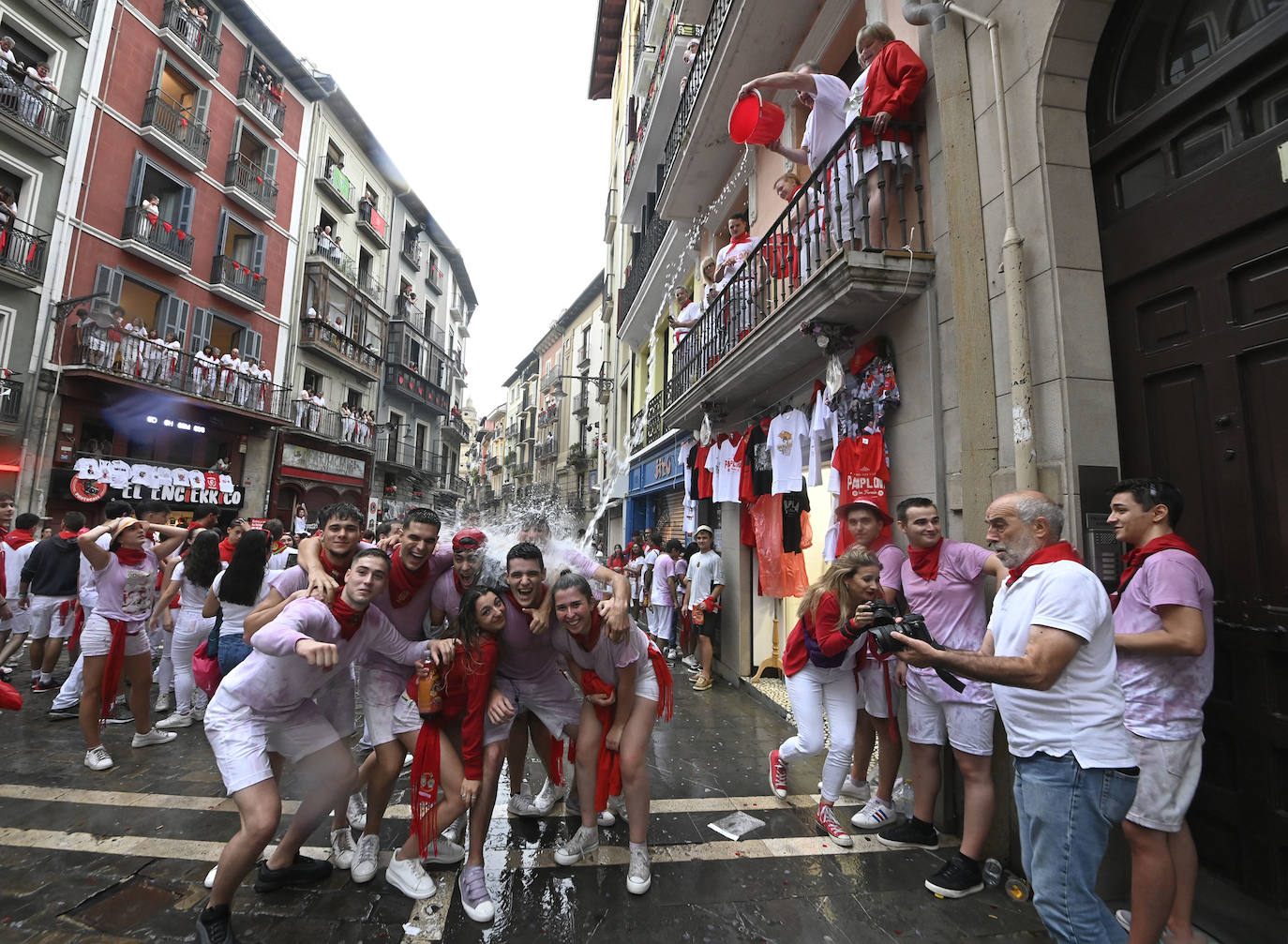 Fotos: Empapados en la fiesta de siempre