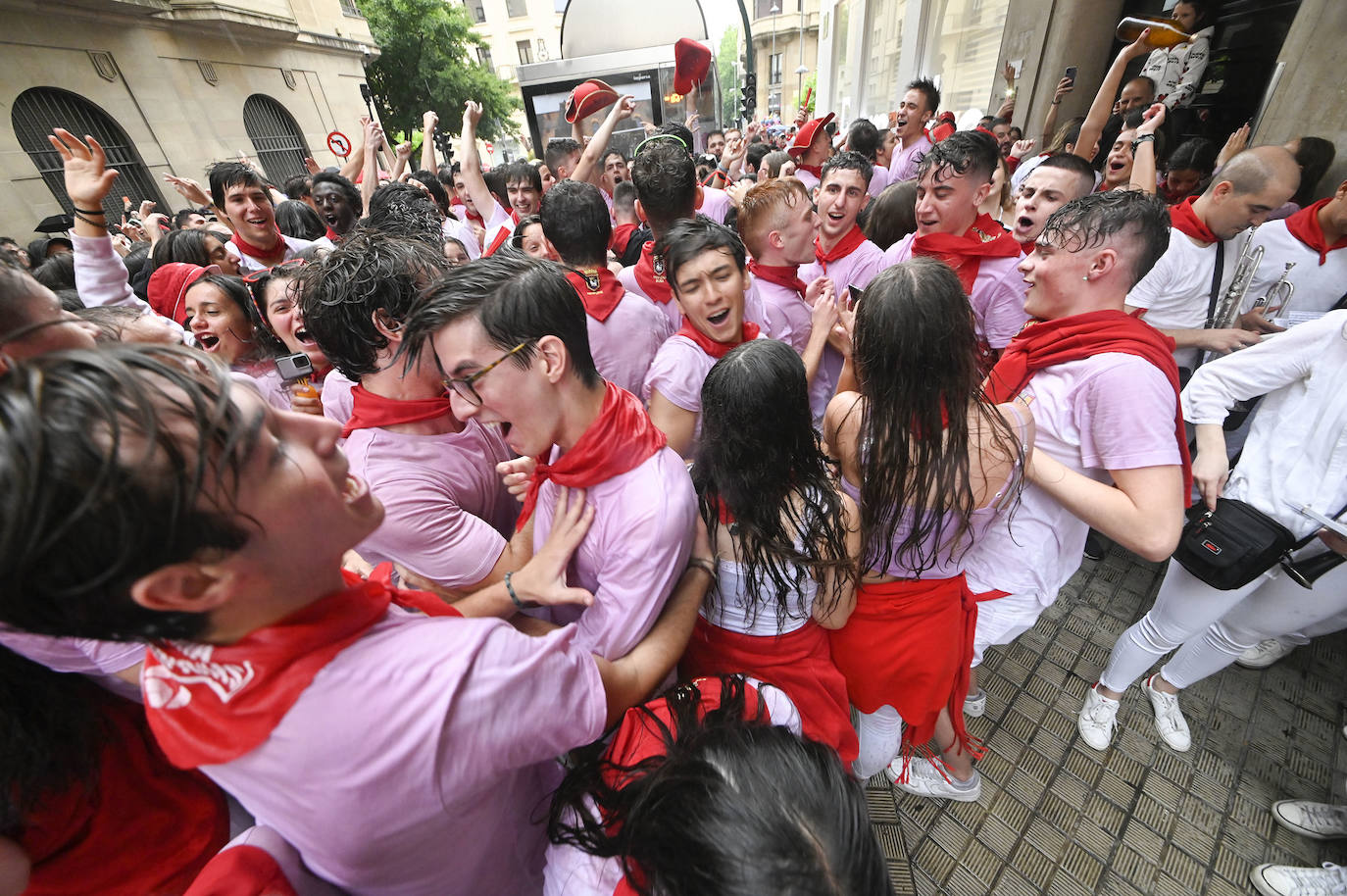 Fotos: Empapados en la fiesta de siempre