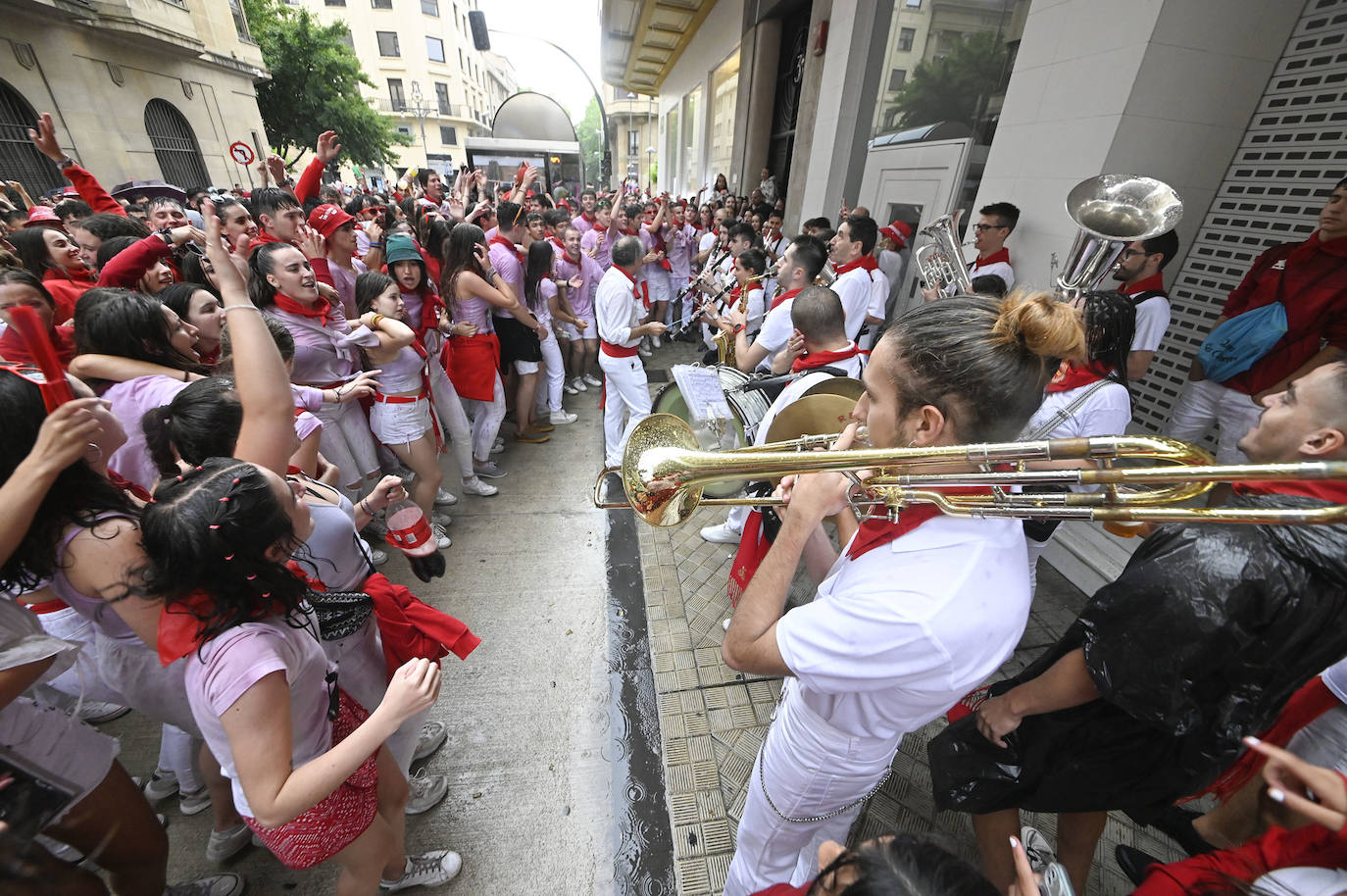 Fotos: Empapados en la fiesta de siempre
