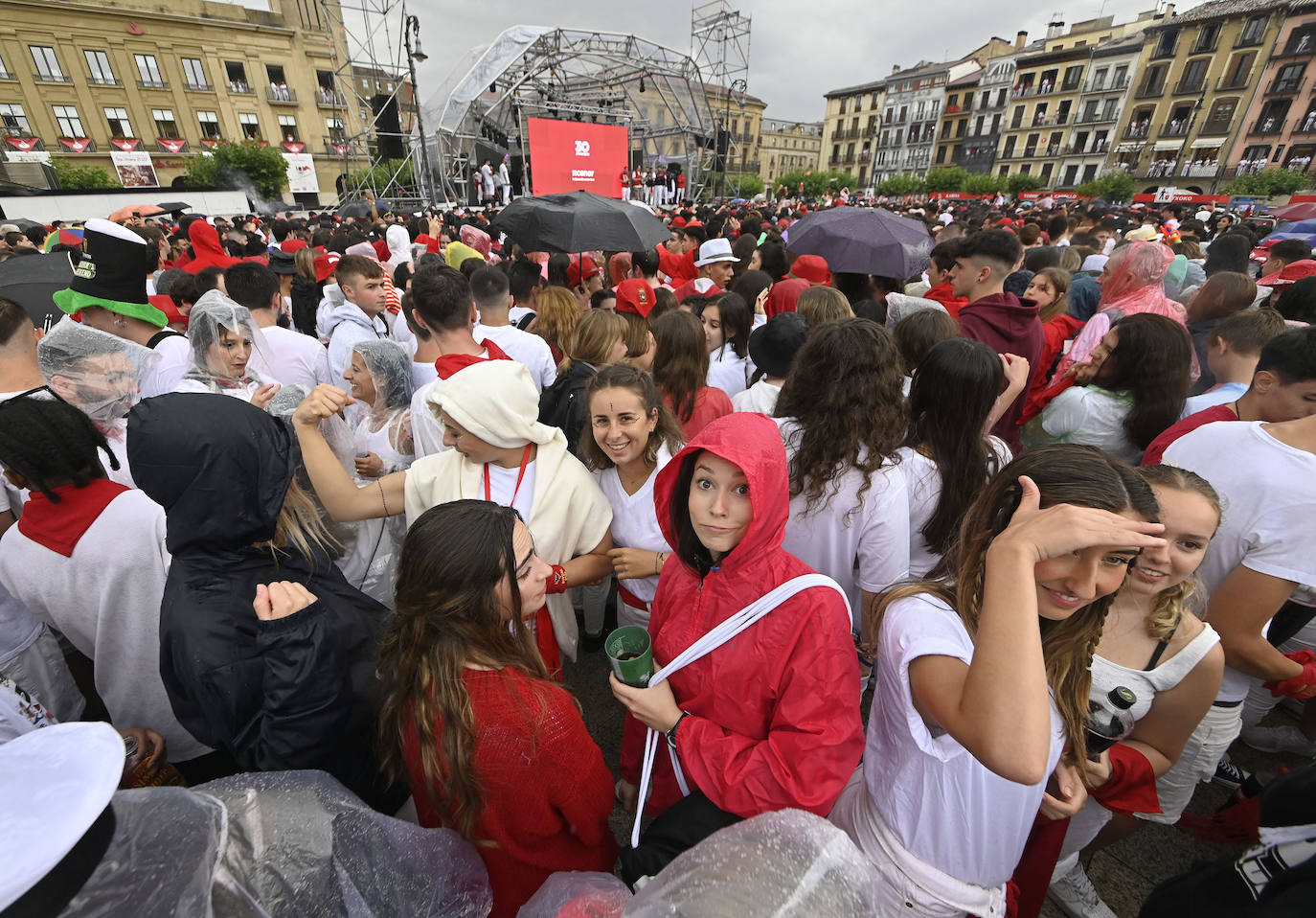Fotos: Empapados en la fiesta de siempre