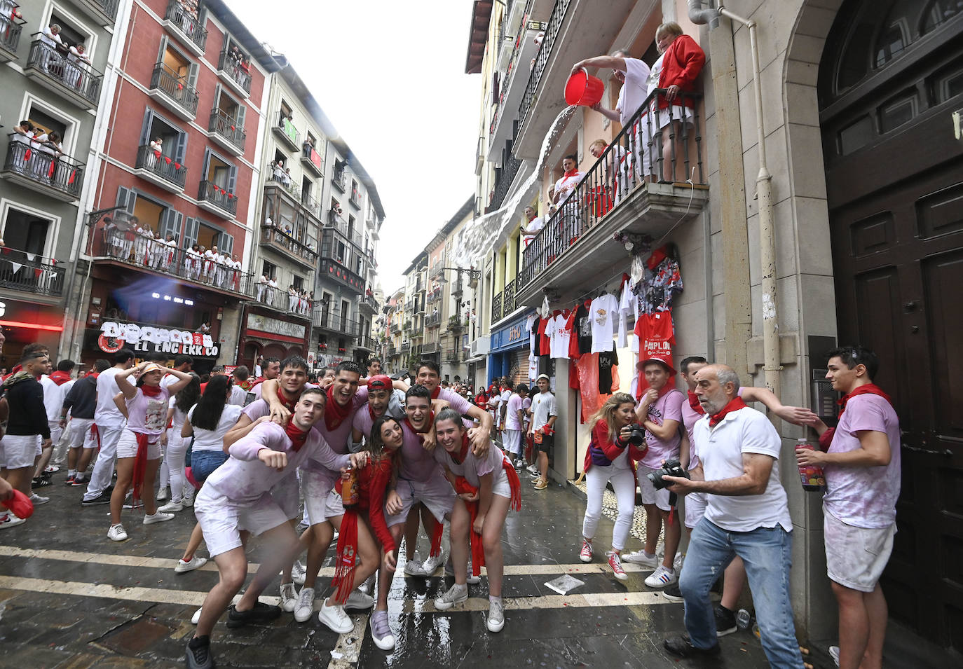 Fotos: Empapados en la fiesta de siempre