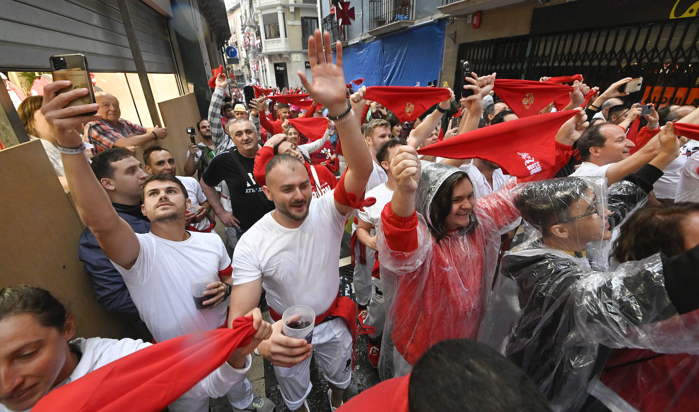Fotos: Empapados en la fiesta de siempre