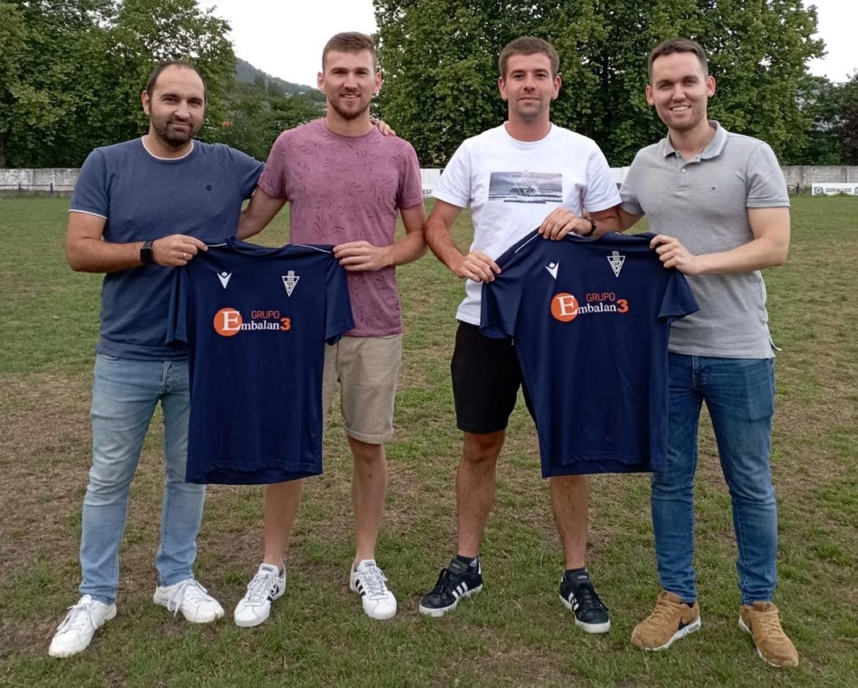 El director deportivo, Arrona; el segundo, Unai Irizar; el entrenador Iker Ruiz de Larramendi, y el presidente, Elorza.